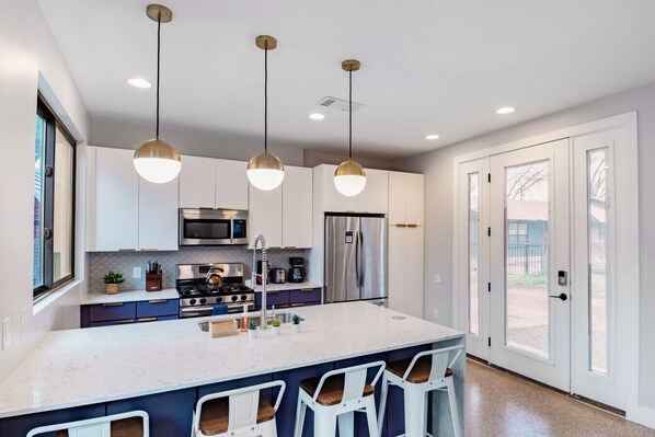 Réfrigérateur, micro-ondes, four, plaque de cuisson