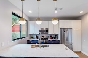 Fridge, microwave, oven, stovetop - Huge 5BR compound! Walk to downtown & Rainey St. (Austin)