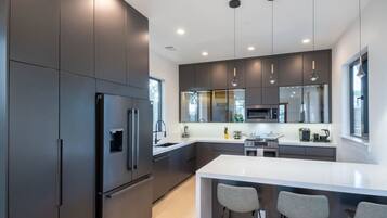 Frigorifero, microonde, forno, piano cottura