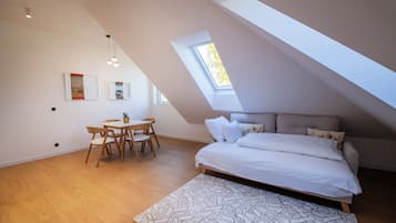Comfort-Suite, Parkblick | Wohnbereich | Fernseher
