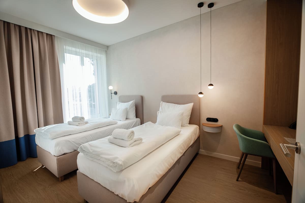 Standard Twin Room | 1 bedroom, minibar, in-room safe, laptop workspace