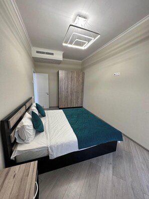 Family Apartment, Mountain View | Blackout drapes, soundproofing, iron/ironing board, free WiFi