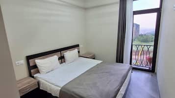 Cortinas blackout, insonorización y tabla de planchar con plancha