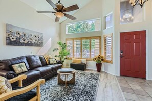 TV, fireplace - 5 BD/ 3 Ba home for 10. (Peoria)