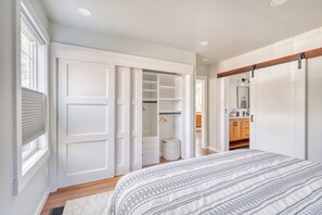 2 bedrooms, desk, iron/ironing board, WiFi - Charming 2-bedroom house, king bed, walk to downtown, fully equipped kitchen (Bend)