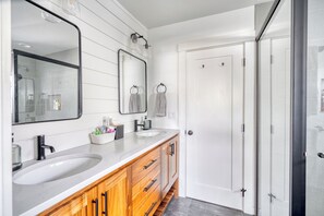 Shower, hair dryer, towels, soap - Charming 2-bedroom house, king bed, walk to downtown, fully equipped kitchen (Bend)