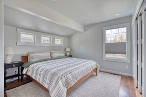 2 bedrooms, desk, iron/ironing board, WiFi - Charming 2-bedroom house, king bed, walk to downtown, fully equipped kitchen (Bend)