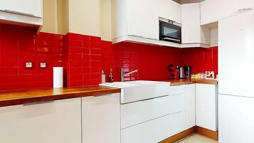 Jääkaappi, mikroaaltouuni, uuni, liesi