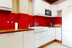 Kühlschrank, Mikrowelle, Ofen, Herdplatte