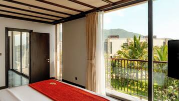 Free minibar items, in-room safe, desk, soundproofing