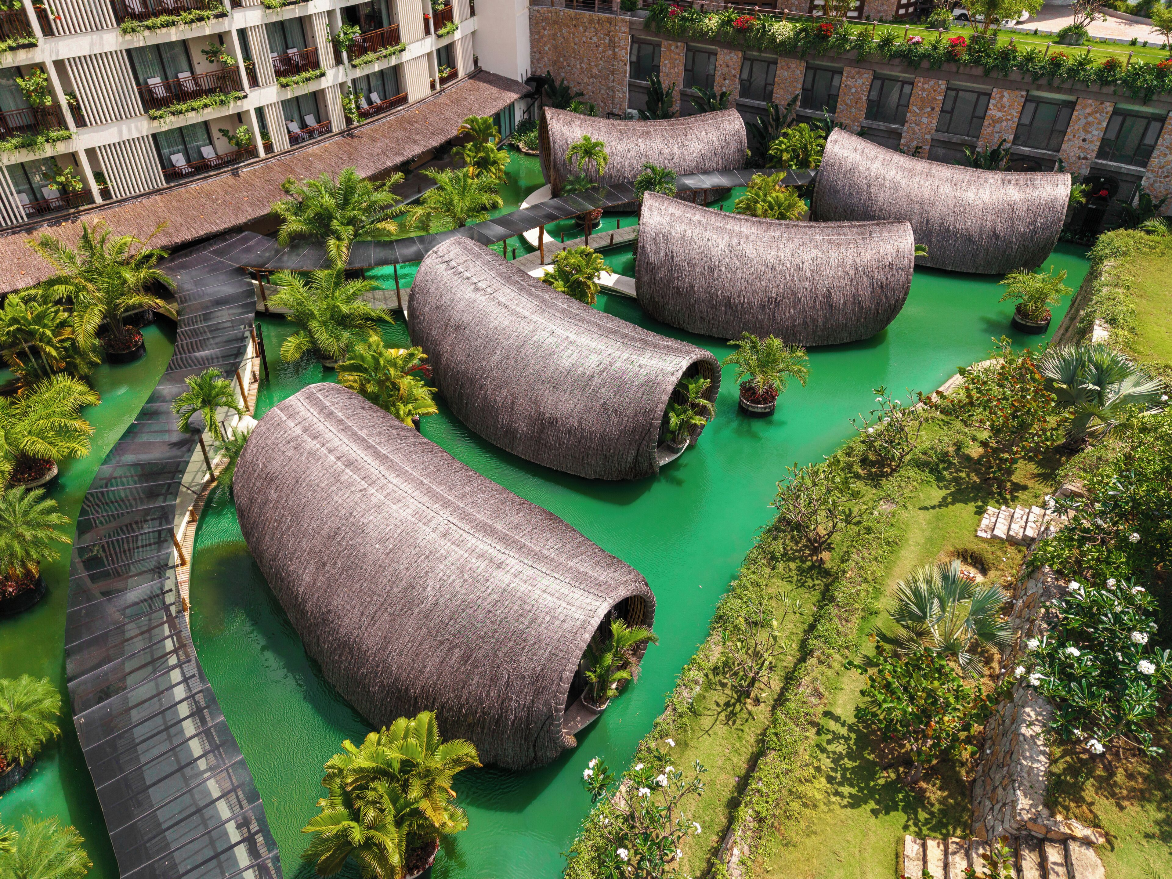 Couples treatment room(s), sauna, hot tub, steam room
