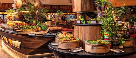 Un buffet proposant une variété de plats et agrémenté de plantes décoratives.