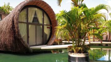 Couples treatment room(s), sauna, hot tub, steam room