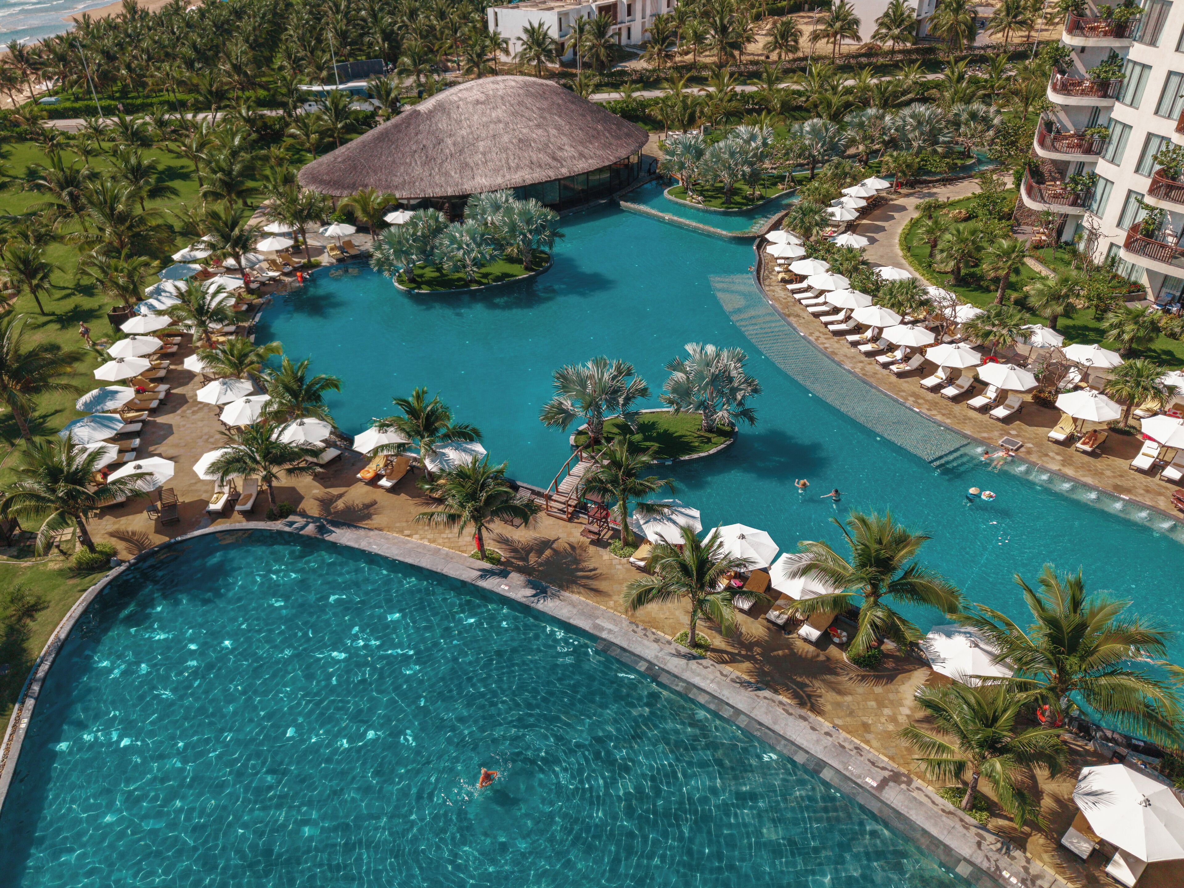 3 piscines extérieures, parasols de plage