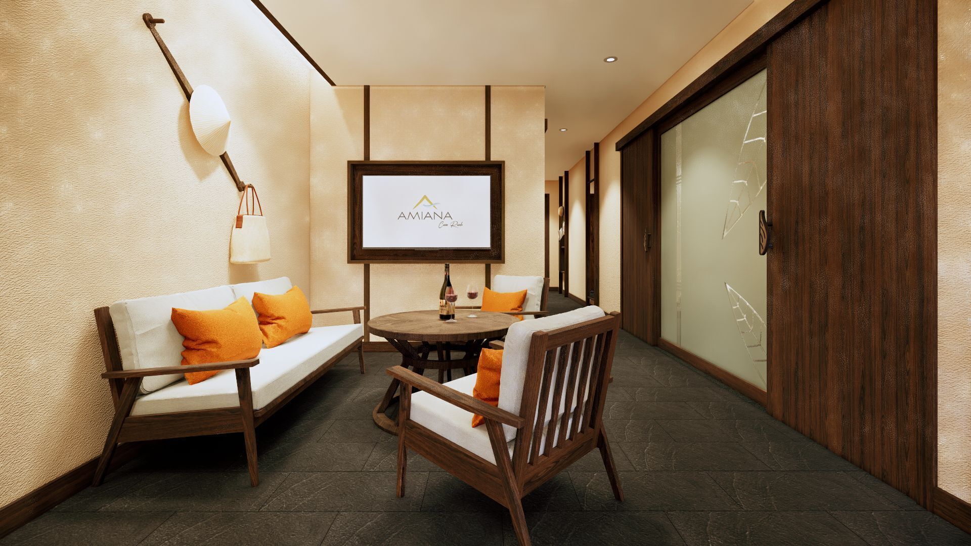 Een moderne hotellobby met een bank, stoelen, een tafel met een fles en glazen, en een lijst met een logo aan de muur.