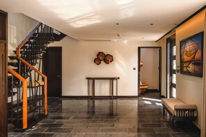 Villa, 4 chambres, piscine privée (Children Themed, Check-in 02:30 PM) | Aire de séjour | Téléviseur ACL