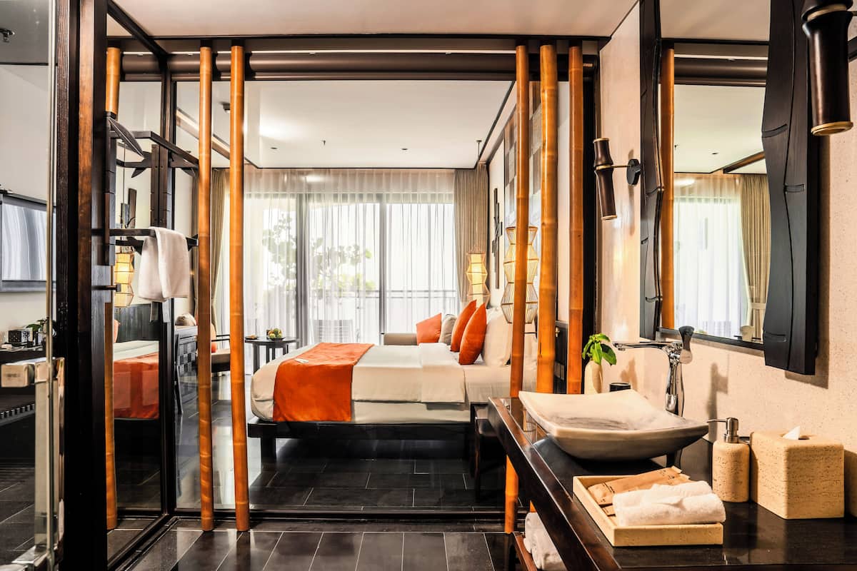 Minibar với thức ăn, đồ uống miễn phí, két bảo mật tại phòng, bàn