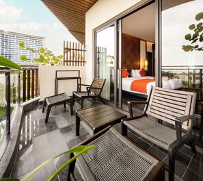 Family Suite 2-Bedroom Sea View with Children Themed Room | Minibarvarer (inkludert), safe på rommet og skrivebord