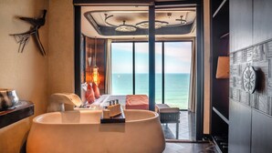 Suite Sea View with Children Themed Room | 浴室