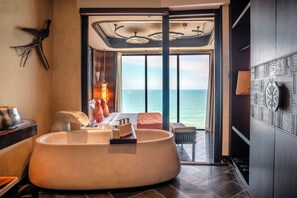 Suite | Badkamer | Een bad, gratis toiletartikelen, een haardroger, badjassen