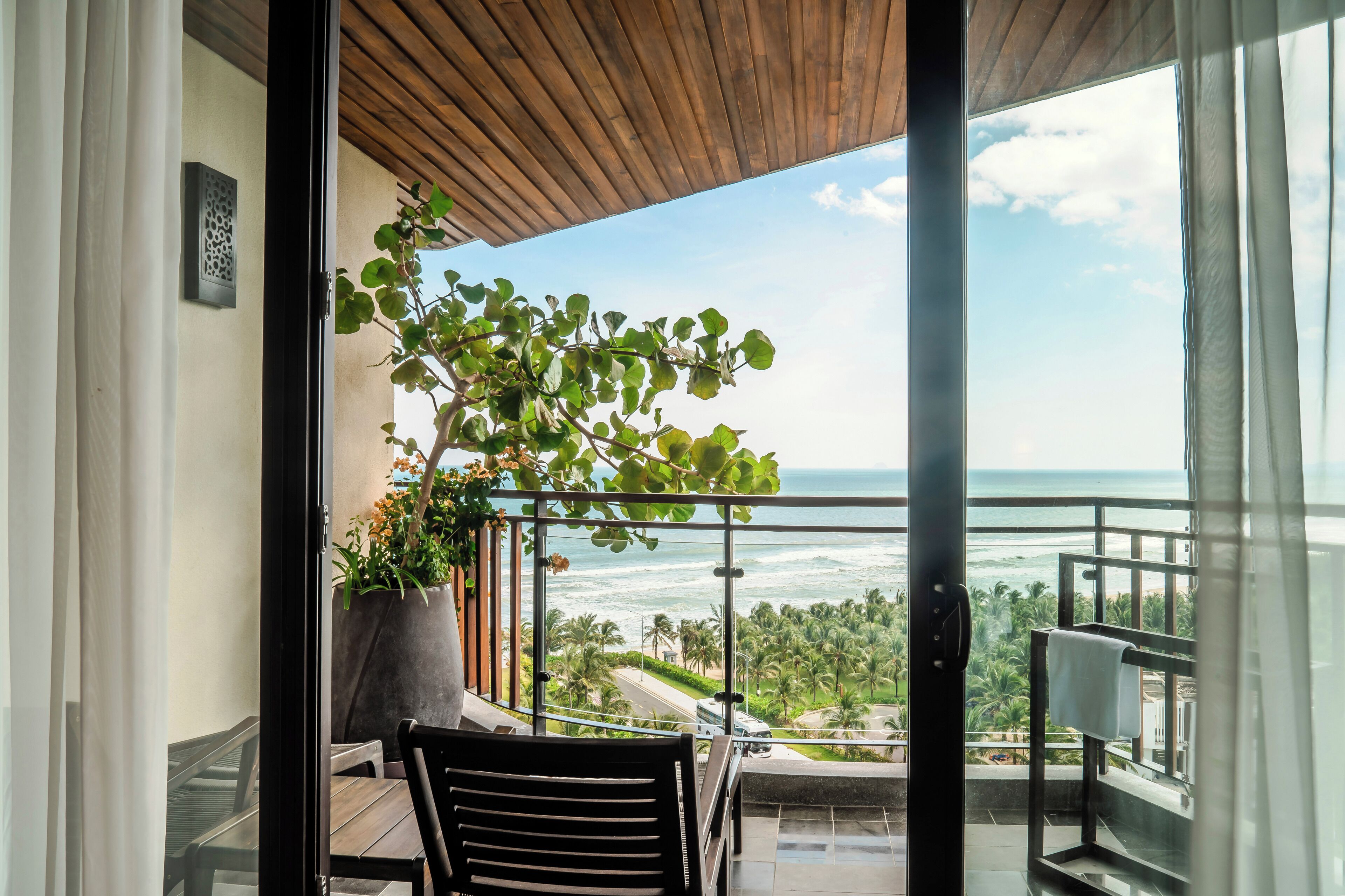 Deluxe King Room Sea View | Living area | LCD TV