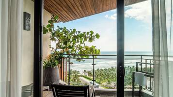 Deluxe King Room Sea View | Living area | LCD TV