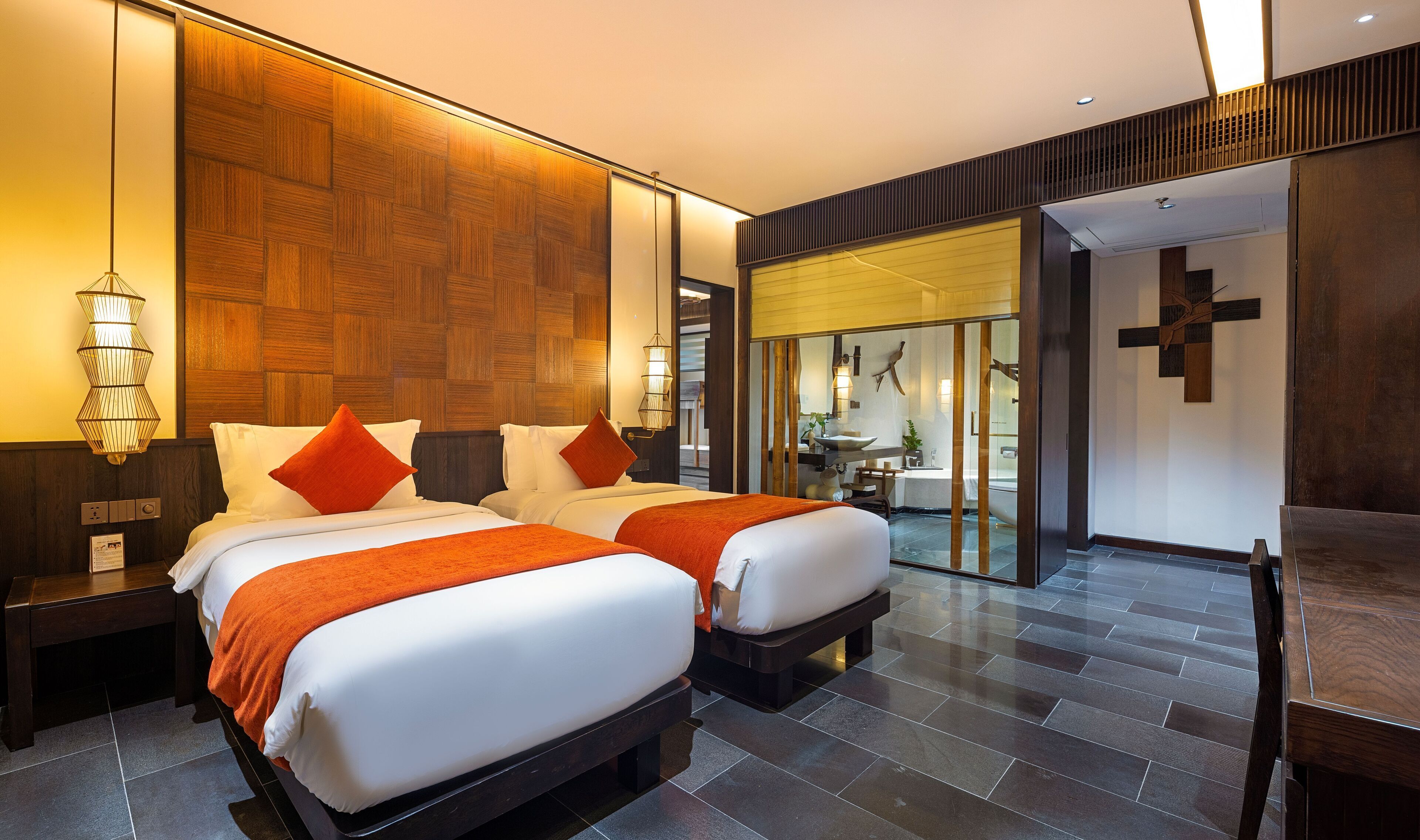 Mini-bar avec articles gratuits, coffres-forts dans les chambres, bureau