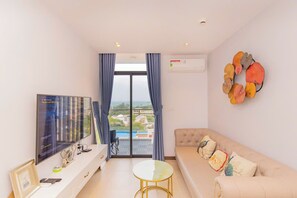 Leilighet, 1 soverom, strandutsikt | Oppholdsområde | En 55-tommers smart-TV med kabel-kanaler samt filmkjøp