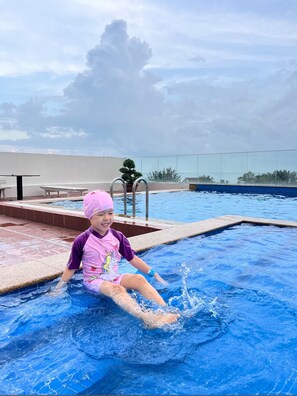 2 outdoor pools