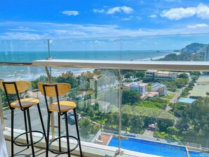 Familieleilighet, balkong, strandutsikt | Utsikt mot strand/hav