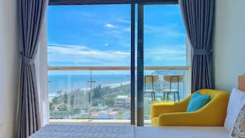 Appartement Familial, balcon, vue plage | 2 chambres, draps en coton égyptien, literie de qualité supérieure