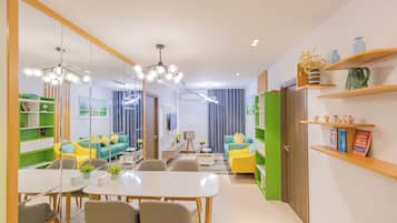 Apartemen Keluarga, balkon, pemandangan pantai | Area keluarga | Smart TV 55-inci dengan saluran TV kabel dan film berbayar