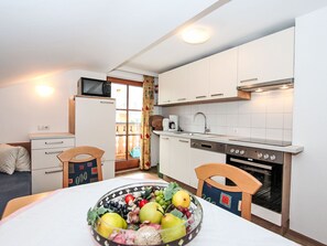 Kühlschrank, Mikrowelle, Ofen, Geschirrspüler