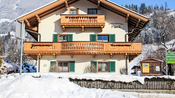 A two-story building with a wooden balcony and a sign that reads "Ferienwohnungen Plank". - Apartment Plank by Interhome (Kaltenbach)