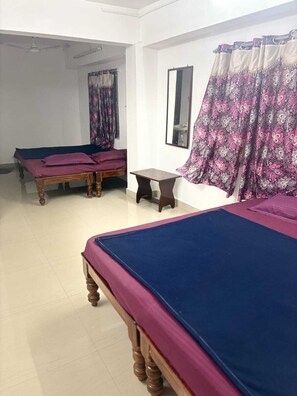 Hypo-allergenic bedding, desk, free WiFi, bed sheets - GSR Stay Home (Puducherry)