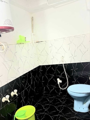 Family Room | Bathroom | Shower, rainfall showerhead