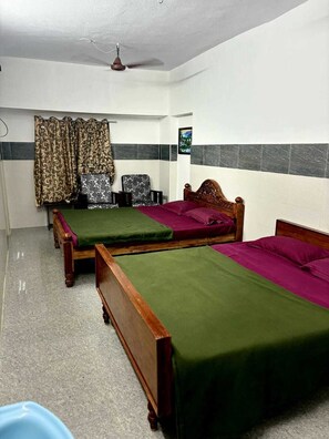 Hypo-allergenic bedding, desk, free WiFi, bed sheets - GSR Stay Home (Puducherry)