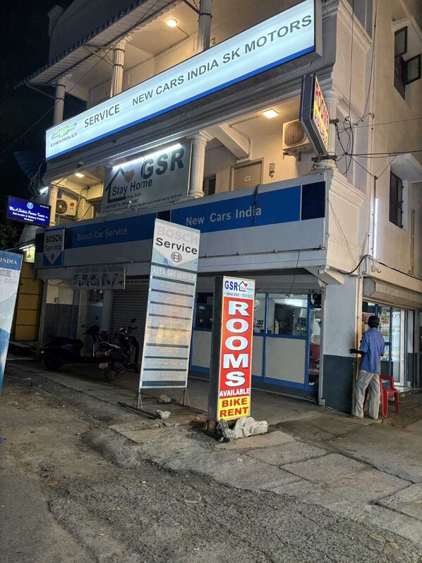 Un bâtiment portant une enseigne indiquant « New Cars India SK Motors » et « Bosch Car Service ».