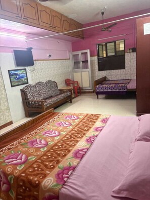Hypo-allergenic bedding, desk, free WiFi, bed sheets - GSR Stay Home (Puducherry)