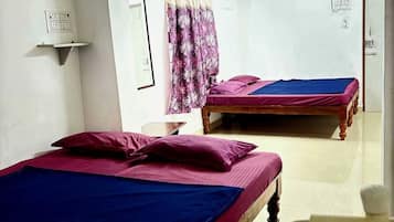 Family Room | Hypo-allergenic bedding, desk, free WiFi, bed sheets