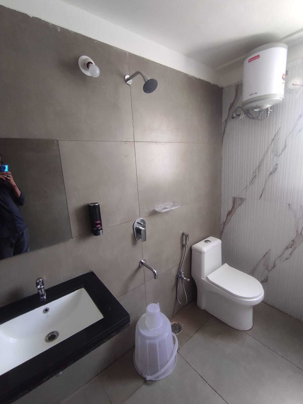 Deluxe Double Room | Bathroom | Shower, free toiletries, soap, toilet paper