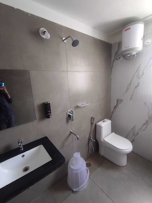 Deluxe Double Room | Bathroom | Shower, free toiletries, soap, toilet paper