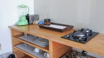 Placa de cocina, tetera/pava eléctrica, tostadora, utensilios de cocina
