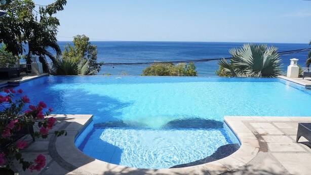 A swimming pool with a view of the ocean. - Anda Amed Villa and Spa (Karangasem)