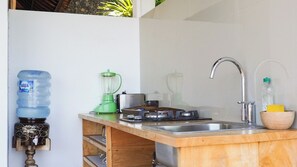 Herdplatte, Wasserkocher, Toaster, Kochgeschirr/Geschirr/Besteck