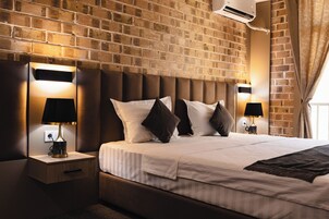 Habitación estándar con 1 cama doble o 2 individuales, balcón | Ropa de cama hipoalergénica y colchones Select Comfort