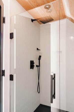 Douche, sèche-cheveux, serviettes fournies