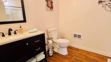 Een douche, handdoeken, toiletpapier