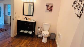 Een douche, handdoeken, toiletpapier