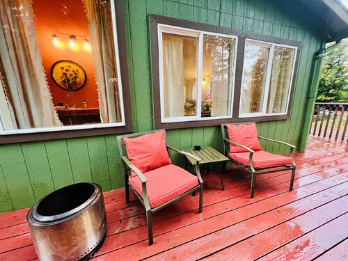 Charming Cottage In Gorgeous St Helens
Frog’s Hollow Is Family & Pet Friendly 